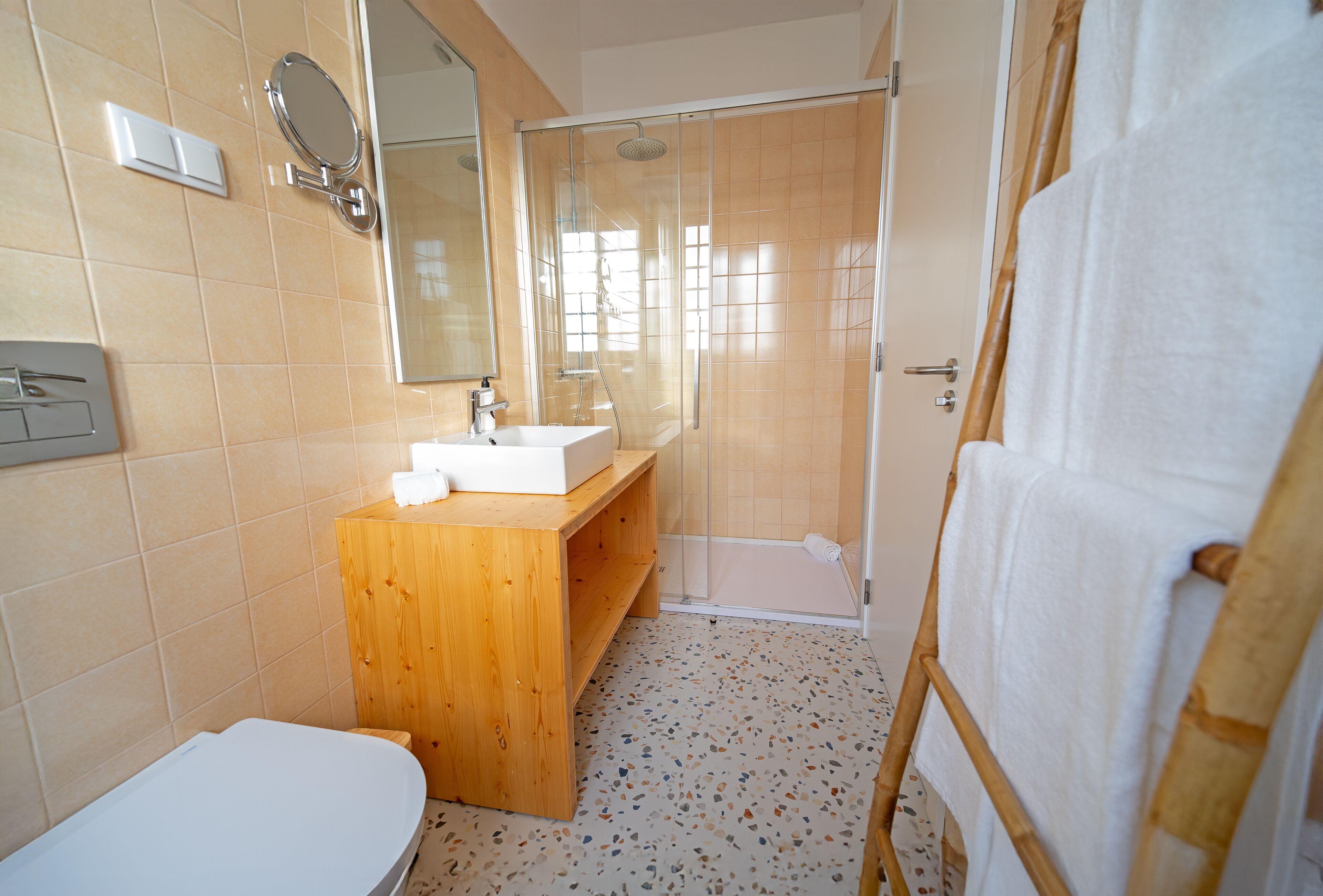Classic Twin Room, Sea View | Bathroom | Shower, hair dryer, towels, shampoo
