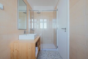 Classic Twin Room | Bathroom | Shower, hair dryer, towels, shampoo