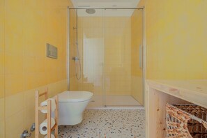 Habitación con 2 camas individuales, vista al mar | Baño | Regadera, secadora de cabello, toallas, shampoo 