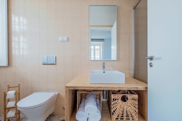 Quarto duplo clássico | Banheiro | Chuveiro, secador de cabelo, toalhas de banho, shampoo