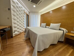 Individually decorated, individually furnished, desk, soundproofing - Hotel Lino (Vigo)