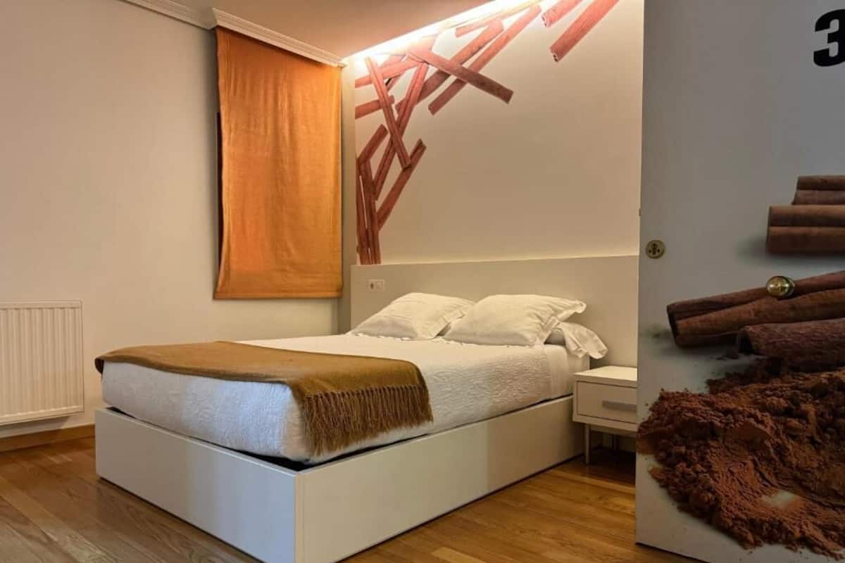 Comfort-Einzelzimmer | Individuell dekoriert, individuell eingerichtet, Schreibtisch