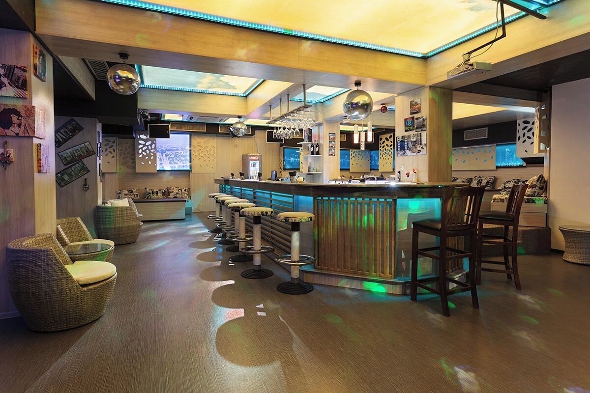 2 Bars/Lounges