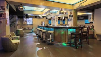 2 Bars/Lounges