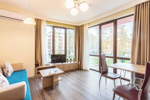 Departamento, 2 habitaciones, balcón | Área de sala de estar | Televisión de pantalla plana de 32 pulgadas con canales vía satélite 