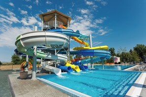 Un parc aquatique doté de plusieurs toboggans et d’une piscine.