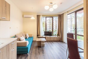 Departamento, 2 habitaciones, balcón | Área de sala de estar | Televisión de pantalla plana de 32 pulgadas con canales vía satélite 