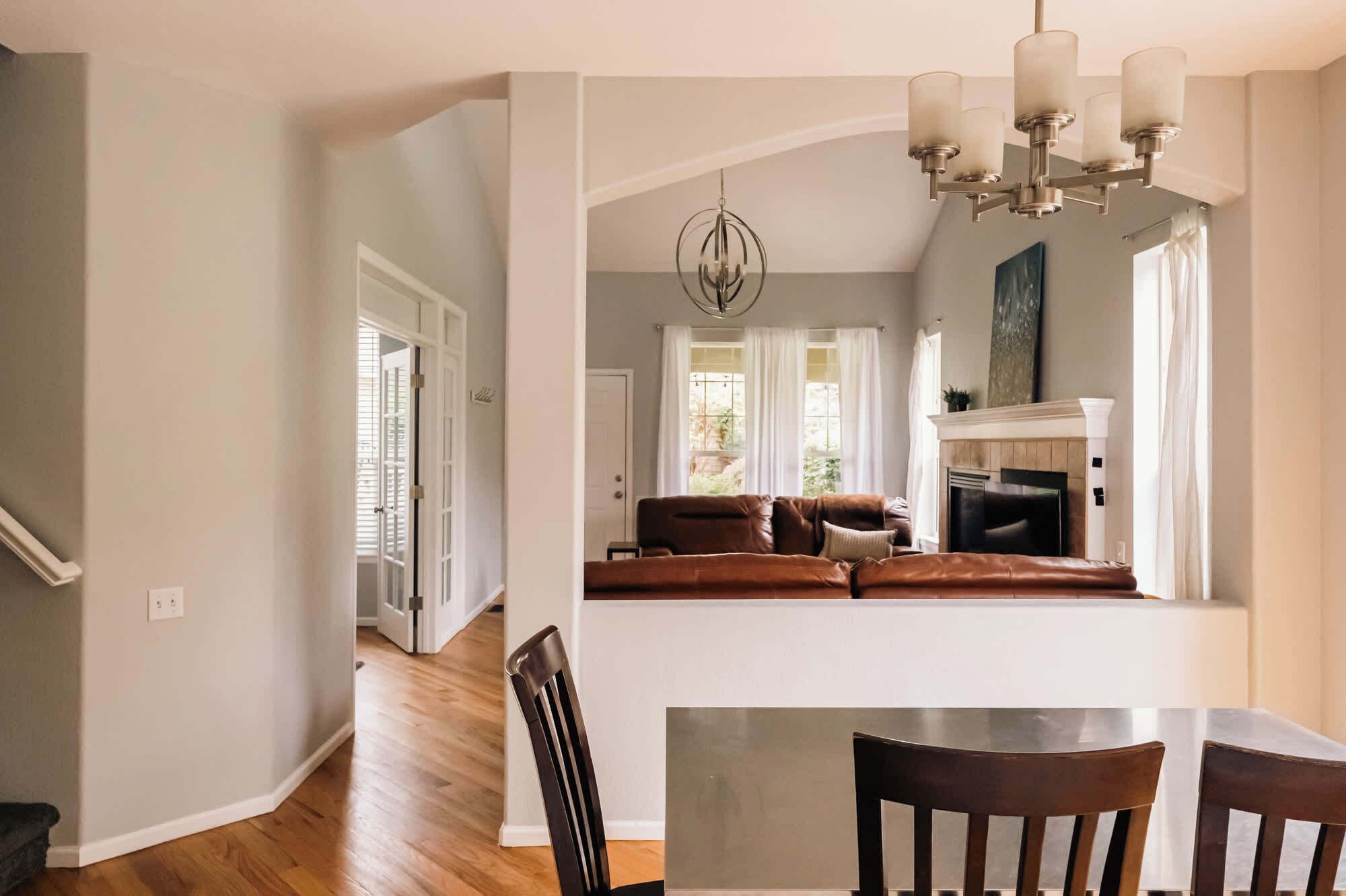 Televisión, chimenea, libros y oficina 