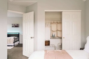 2 bedrooms, desk, iron/ironing board, WiFi