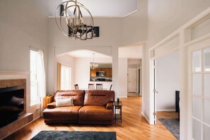 テレビ、暖炉、書庫、書斎 / ワークスペース