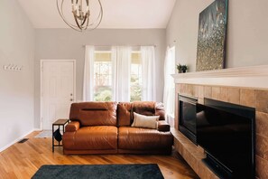 Télévision, cheminée, livres, espaces bureaux