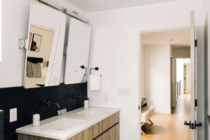 Douche, sèche-cheveux, serviettes fournies