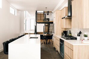 Frigorífico, microondas, horno y placa de cocina