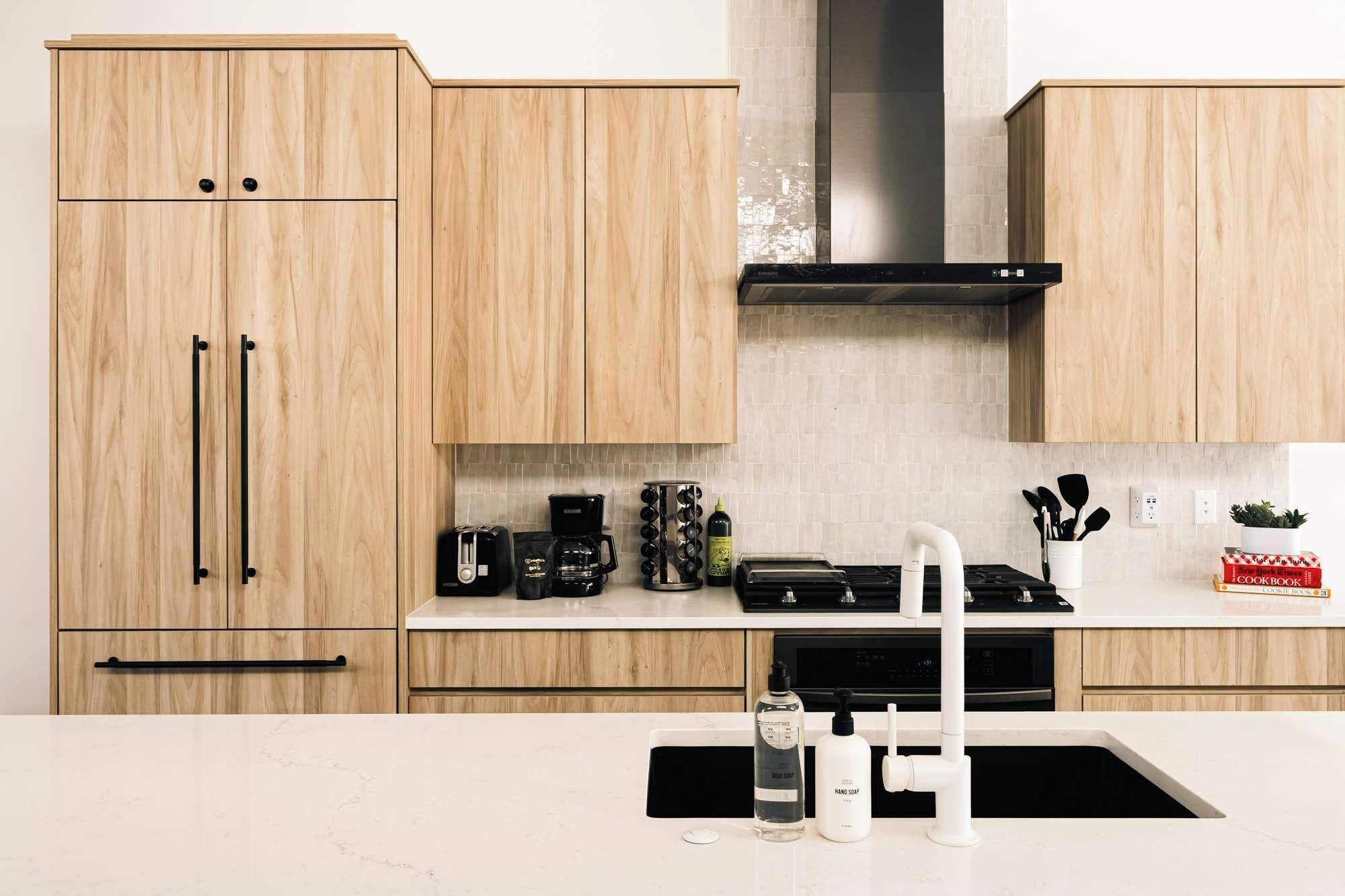 Geladeira, micro-ondas, fogão, cooktop