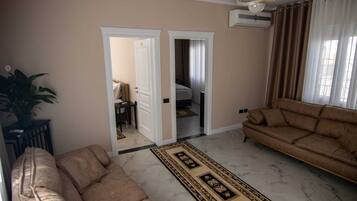 House, 2 Bedrooms, City View | Living room