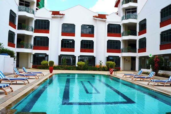 Outdoor pool - Salonika Villas (Nairobi)