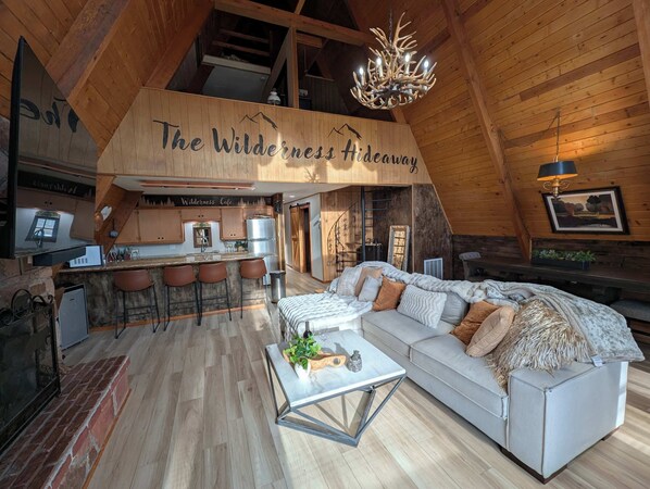 TV, fireplace - Wilderness Hideaway S (Lincoln County)