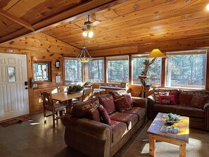 Télévision, cheminée, espaces bureaux