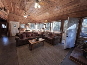 Televisio, takka, työhuone