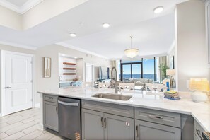 Kühlschrank, Mikrowelle, Ofen, Geschirrspüler