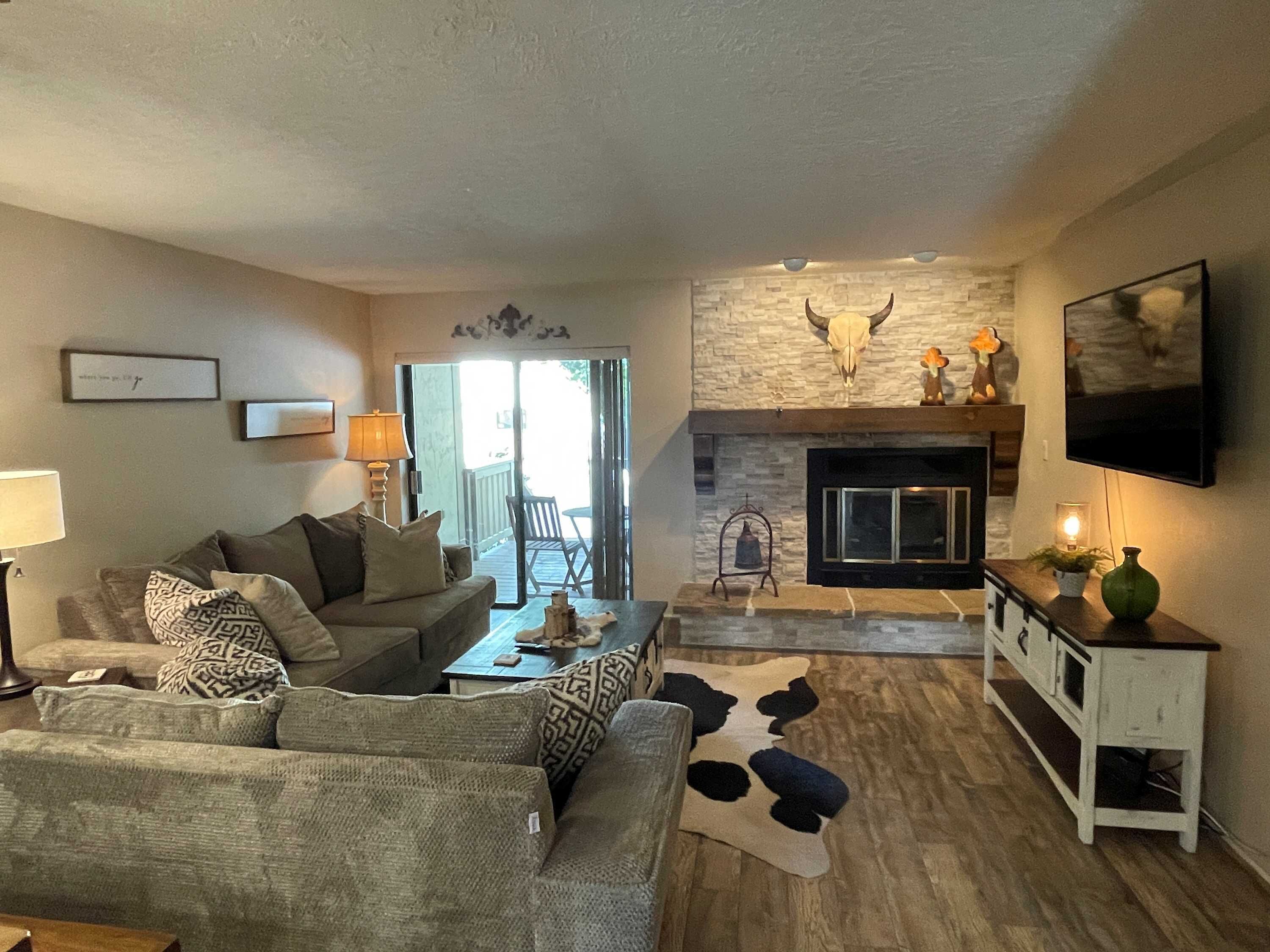 TV, fireplace
