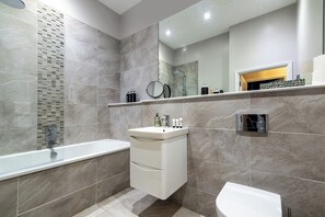 Apartment | Bathroom | Free toiletries, hair dryer, towels, soap - Drapers Bridge (Nottingham)