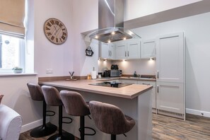 Apartamento | Cocina privada | Frigorífico, microondas, horno y placa de cocina