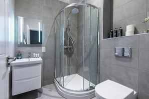 Apartamento | Banheiro | Produtos de toalete grátis, secador de cabelo, toalhas de banho