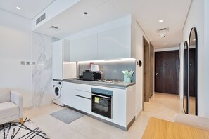 Refrigerador, microondas, horno, placa de cocina