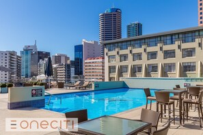 Indoor pool - City View Studio w Rooftop Pool, Gyms in CBD (Auckland)