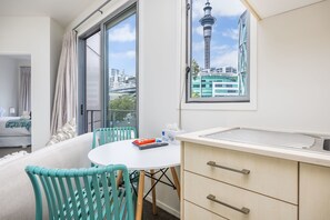 Interior - Modern Viaduct Apartment w pool,gym,Skytower views (Auckland)