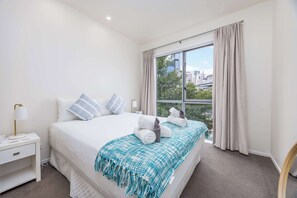 1 bedroom, iron/ironing board, WiFi, bed sheets - Modern Viaduct Apartment w pool,gym,Skytower views (Auckland)