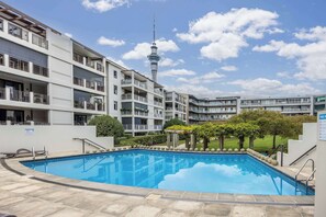 Pool - Modern Viaduct Apartment w pool,gym,Skytower views (Auckland)