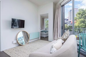 TV - Modern Viaduct Apartment w pool,gym,Skytower views (Auckland)