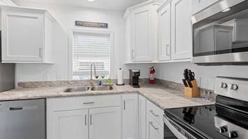 冰箱、微波炉、烤箱、炉灶