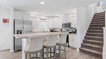 冰箱、微波炉、烤箱、炉灶