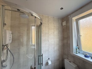 Sèche-cheveux, serviettes fournies, savon, papier toilette