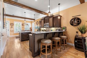 House, Multiple Beds (Outriggers 18- Happy Daze) | Private kitchen