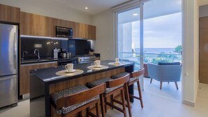 Condo, quang cảnh bãi biển | Bếp riêng | Dụng cụ pha cà phê/trà, ấm điện, bàn ăn 