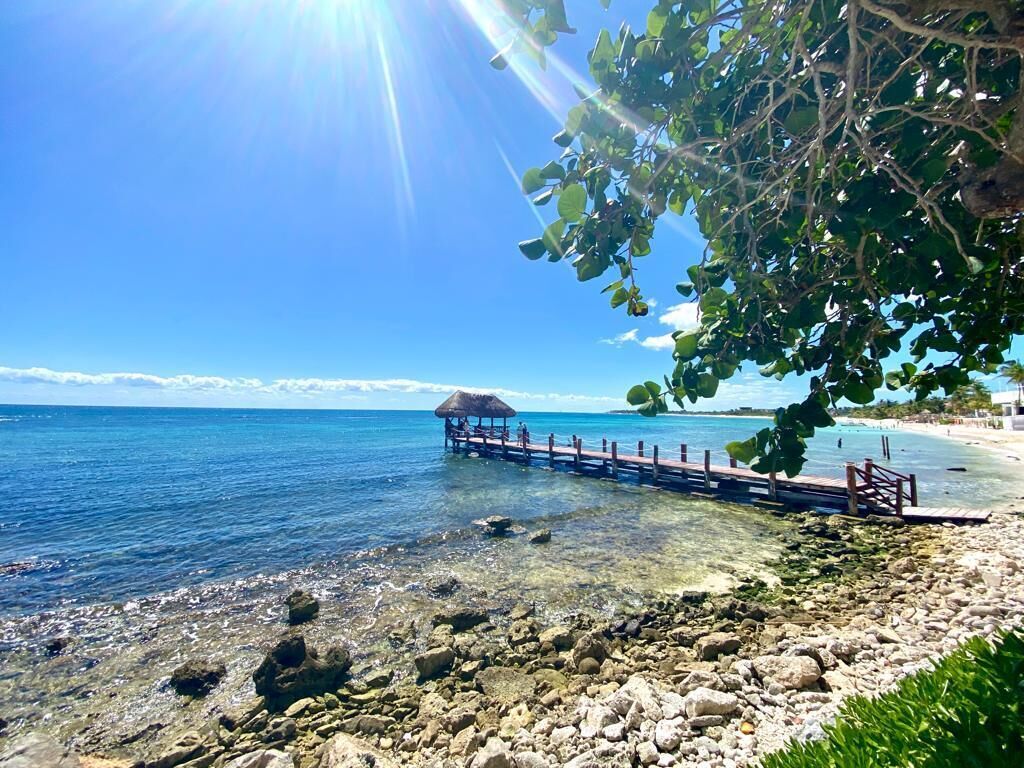 Ubicación a pie de playa y arena blanca