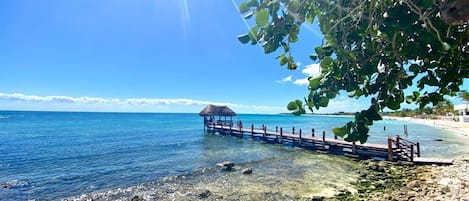 En la playa y playa de arena blanca