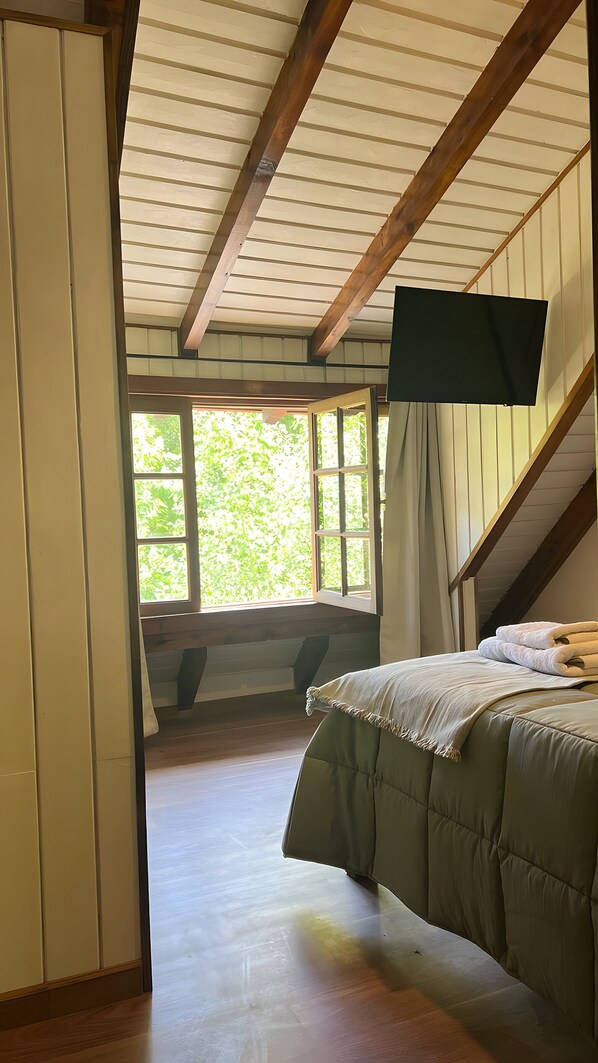 2 bedrooms, internet, bed sheets