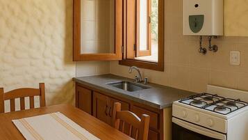 Microwave, cookware/dishes/utensils