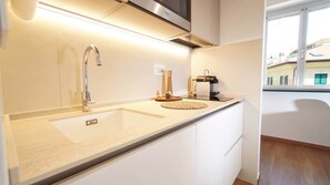 Réfrigérateur, four, lave-vaisselle, bouilloire électrique