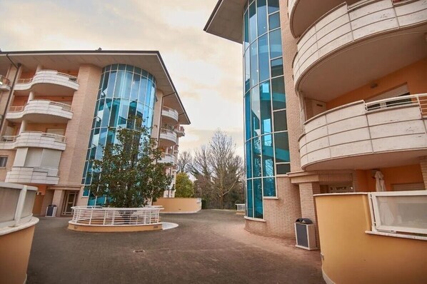 المنشأة من الخارج