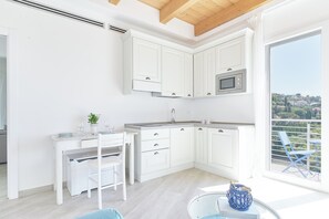 Geladeira, fogão, cooktop, talheres/pratos/utensílios de cozinha