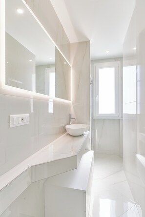Dusche, Haartrockner, Bidet, Handtücher