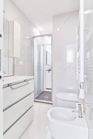 Ducha, secador de pelo, bidet, toallas