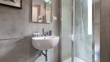 Doccia, asciugacapelli, bidet, asciugamani