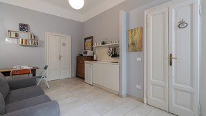 A compact living space with a kitchenette, a dining area, and a seating area. - Italianway Comfort - Rosmini 13 D (Milano)